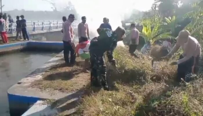 Personel Koramil 0823-05/Panarukan dan Warga Gotong Royong Bersihkan Sungai di Dusun Langai