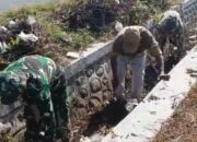 BABINSA DESA SELOMUKTI AJAK WARGA GOTONG ROYONG BERSIHKAN SALURAN IRIGASI PERSAWAHAN