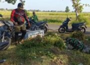 Babinsa Koramil 0823/13 Mlandingan dan Warga Gotong Royong Bersihkan Irigasi untuk Hadapi Musim Hujan