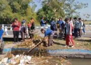 Koramil 05 Panarukan Bersama Tiga Pilar Gelar Kerja Bakti Bersihkan Sungai di Desa Sumberkolak