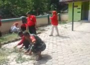 Babinsa Koramil 0823-10/Arjasa Gotong Royong Bersihkan Masjid Nur Rohman di Desa Bayeman