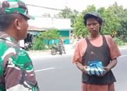 Babinsa Koramil 0823/12 Suboh Gelar Jumat Berkah, Bagikan Nasi Bungkus ke Janda dan ODGJ