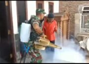 Gencarkan Pencegahan DBD, Babinsa Koramil 0823/04 Mangaran bersama Puskesmas Lakukan Foging di Pemukiman Warga