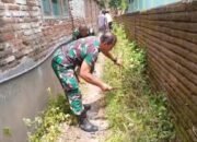 Sertu Suherman Koramil 0823-06/Kendit Ajak Warga Karanganyar Gelar Kerja Bakti Tingkatkan Kebersihan Lingkungan