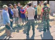 Babinsa dan Warga Kendit Gotong Royong Bersihkan Parit, Antisipasi Banjir Musim Hujan