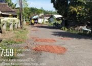 Jalan Berlubang di Dusun Pancoran Rogojampi di Timbun Tanah Urug, Ketua Formasi Ingatkan: Jalan Itu Banyak Dilintasi Oleh Dum Truk 
