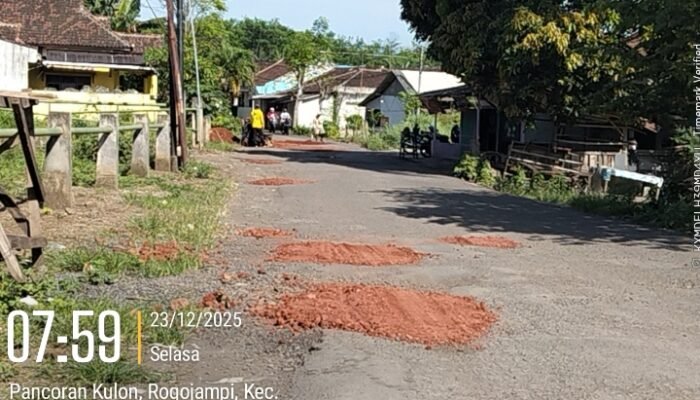 Jalan Berlubang di Dusun Pancoran Rogojampi di Timbun Tanah Urug, Ketua Formasi Ingatkan: Jalan Itu Banyak Dilintasi Oleh Dum Truk 
