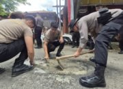 Peduli Keselamatan, Polresta Banyuwangi Laksanakan Tambal Jalan Berlubang