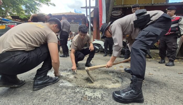 Peduli Keselamatan, Polresta Banyuwangi Laksanakan Tambal Jalan Berlubang