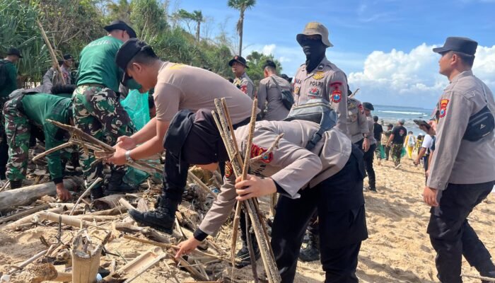 Bersama Stage Holder Terkait, Polresta Banyuwangi Ikuti Karya Bakti Bersihkan Pesisir Pantai Pancur