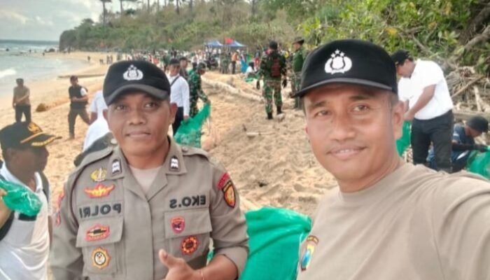 Polresta Banyuwangi dan Stage Holder Terkait mengikuti Karya Bakti Bersihkan Pesisir Pantai Pancur