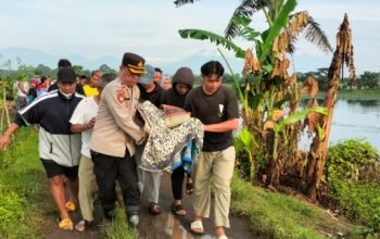 Kapolsek Rogojampi Pimpin Personil Bergerak Cepat Evakuasi Korban Tenggelam di Bekas Galian C Desa Badean Kecamatan Blimbingsari Banyuwangi 