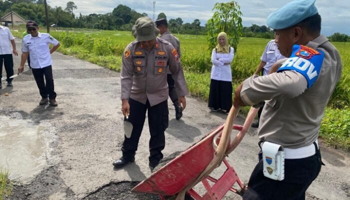 Forpimka dan Warga Tegalsari Gotong Royong Tambal Jalan Berlubang, Tingkatkan Keselamatan di Musim Hujan