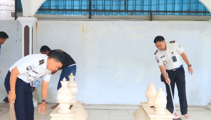 Jelang Ramadan, Masjid Dekat SAE Paswangi Jadi Sasaran Aksi Bersih-bersih Warga Binaan