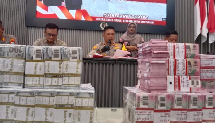 Modus “Uang Ajaib” Janjikan Modal Miliaran Terbongkar di Trenggalek, Dua Pria Diamankan Polisi