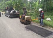 Penambang Pasir Pancoran Rogojampi Lakukan Perbaikan Jalan Berlubang.