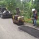 Penambang Pasir Pancoran Rogojampi Lakukan Perbaikan Jalan Berlubang.