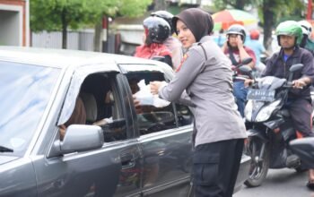 Semangat Ramadhan, Polwan Polres Bondowoso Tebar 500 Takjil di Pasar Induk