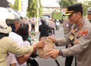 Ngrandu Buko, Kapolresta Banyuwangi Pimpin Aksi Berbagi Takjil di Jalan Raya