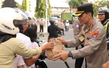Ngrandu Buko, Kapolresta Banyuwangi Pimpin Aksi Berbagi Takjil di Jalan Raya