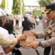 Ngrandu Buko, Kapolresta Banyuwangi Pimpin Aksi Berbagi Takjil di Jalan Raya