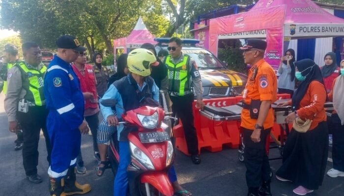 Aksi Sigap Personel Pos PAM Banyuwangi Kota Evakuasi Pengendara yang Membutuhkan Pertolongan Medis Darurat