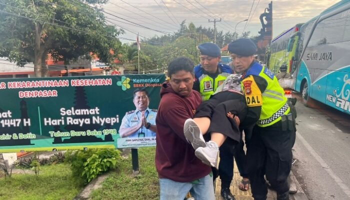 Bagian Dari Oprasi Ketupat, Personil Kepolisian Sigap Dalam Menangani Pemudik Pingsan di Bali
