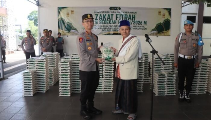Memperkuat Empati Sosial, Polres Trenggalek Distribusikan Zakat Melalui Bhabinkamtibmas
