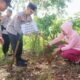 Kapolres Trenggalek Ikuti Jejak Mbah Sadiman Tanam Beringin di Lahan Kritis