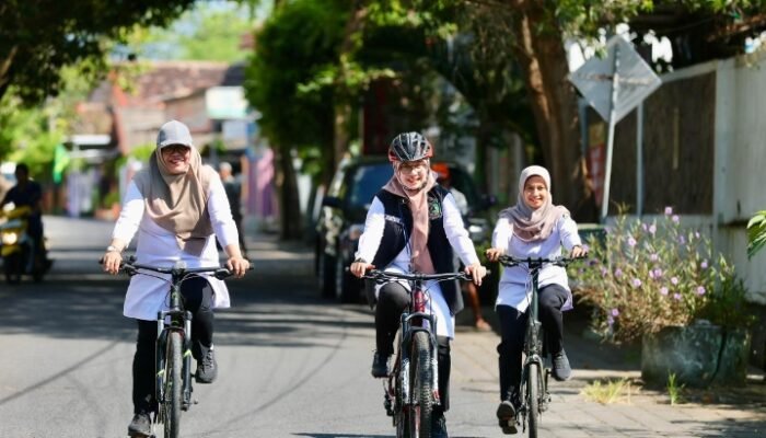 Naik Sepeda ke Kantor, Bupati Ipuk Ajak ASN Banyuwangi Hemat BBM
