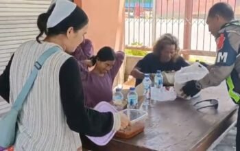 Humanis di Jalan Raya: Satlantas Banyuwangi Bagikan Makan Siang dan Edukasi di Tengah Kepadatan Arus