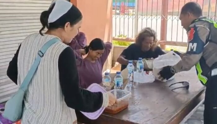 Humanis di Jalan Raya: Satlantas Banyuwangi Bagikan Makan Siang dan Edukasi di Tengah Kepadatan Arus