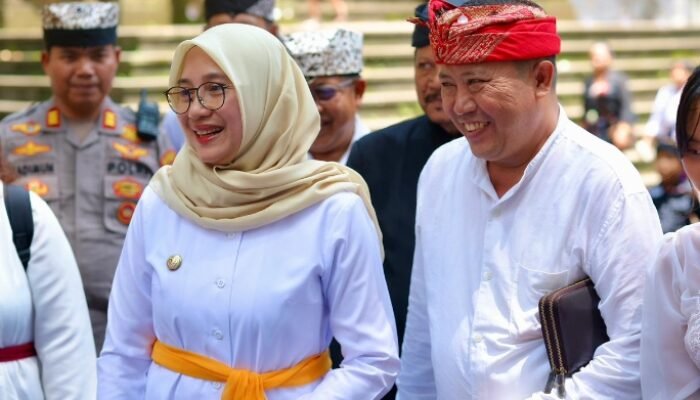 Hadiri Pagerwesi Umat Hindu di Pura Giri Salaka, Bupati Ipuk Ajak Perkuat Harmoni dan Persaudaraan