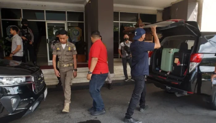 KPK Geledah Sejumlah Kantor Pemkab Tulungagung, Amankan Tiga Koper dan Uang Tunai Rp95 Juta