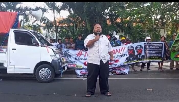 Aksi Damai di Depan Kantor Pemda Banyuwangi, Massa Tuntut Bupati dan Wakil Bupati Turun