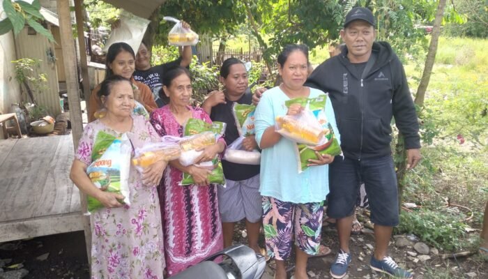 Program Berbagi !! Penambang Galian C Pancoran Bagikan Ratusan Sembako Untuk Warga Sekitar
