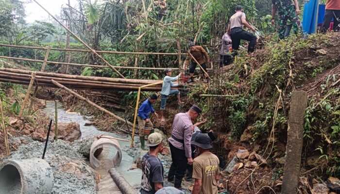 Sinergi Polisi dan Warga, Polres Trenggalek Bangun Jembatan Merah Putih Presisi di Pule