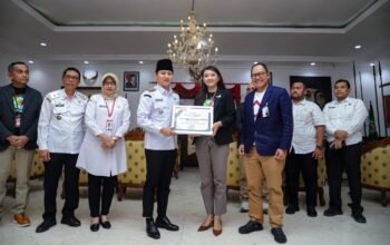 Bupati Trenggalek Terima CSR Bank Jatim, Proyektor Cahaya Percantik Alun-Alun dan Dukung Kota Atraktif
