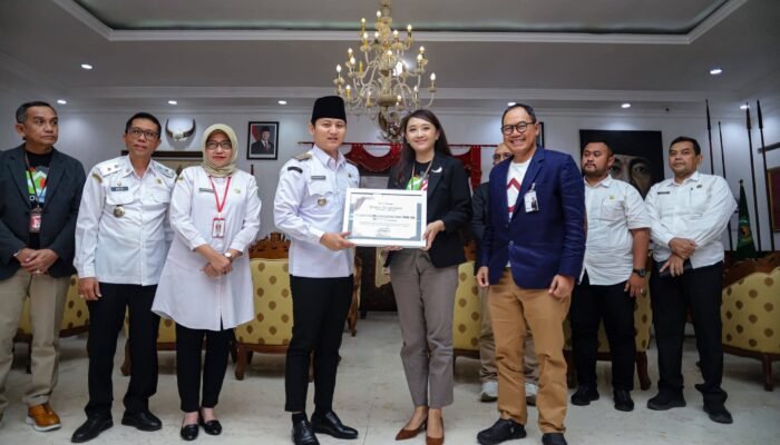 Bupati Trenggalek Terima CSR Bank Jatim, Proyektor Cahaya Percantik Alun-Alun dan Dukung Kota Atraktif