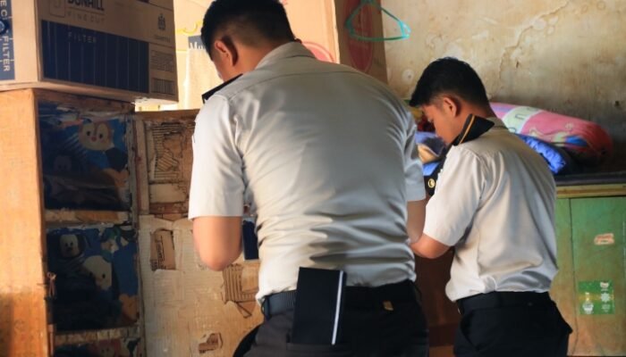 Tingkatkan Kewaspadaan, Lapas Banyuwangi Gelar Razia Kamar Hunian Seusai Apel Pagi