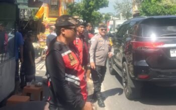 Bhabinkamtibmas Singakerta Bersinergi dengan Pecalang Amankan Upacara Ngaben