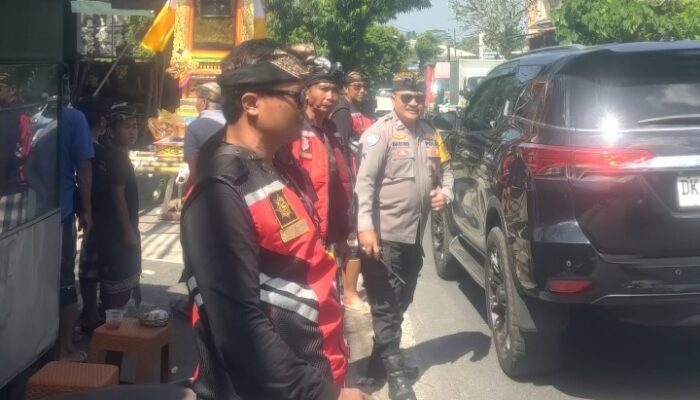 Bhabinkamtibmas Singakerta Bersinergi dengan Pecalang Amankan Upacara Ngaben