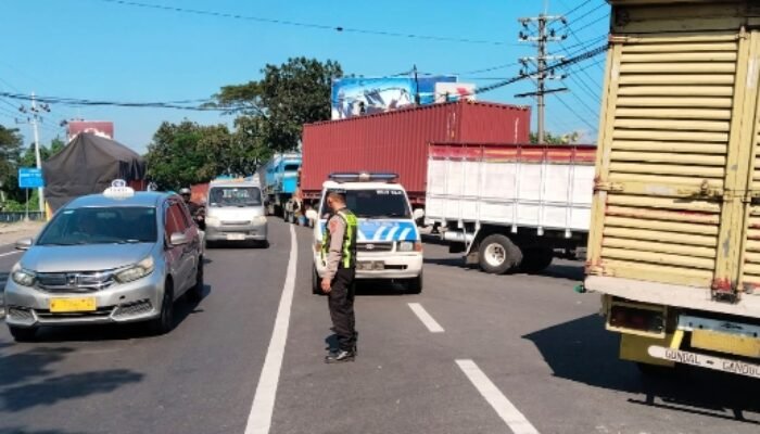 Antrean BBM Mengular, Satlantas Polres Pasuruan Turun Tangan Cegah Kemacetan di Beji