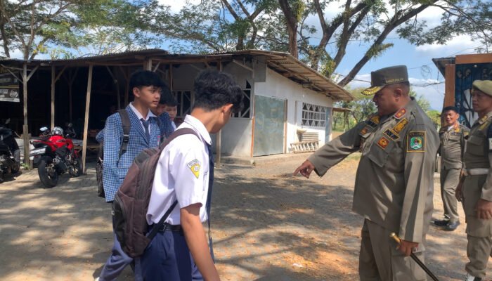 Satpol PP Trenggalek Intensifkan Pendekatan Humanis: Edukasi PKL Jalan Soetran dan Siswa Bolos Sekolah
