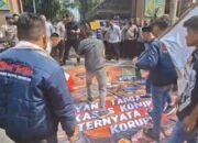 Lempar Telur Busuk ke Spanduk Bergambar Febrie Adriansyah, Aksi AMI Gegerkan Kejati Jatim