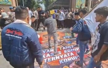 Lempar Telur Busuk ke Spanduk Bergambar Febrie Adriansyah, Aksi AMI Gegerkan Kejati Jatim