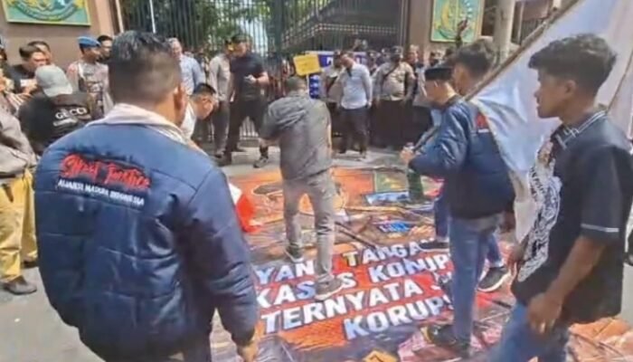 Lempar Telur Busuk ke Spanduk Bergambar Febrie Adriansyah, Aksi AMI Gegerkan Kejati Jatim