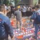 Lempar Telur Busuk ke Spanduk Bergambar Febrie Adriansyah, Aksi AMI Gegerkan Kejati Jatim