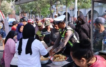 Dukung UMKM, Polres Trenggalek Gelar Dahar Gratis di Pasar Pon