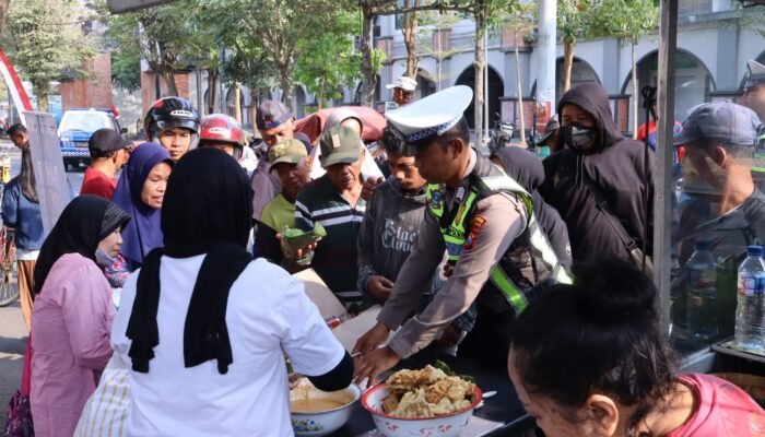 Dukung UMKM, Polres Trenggalek Gelar Dahar Gratis di Pasar Pon